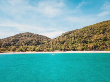 Redang Adası, Terengganu, Malezya 'daki güzel tropik plaj ve dağlar.