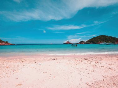 Redang Adası, Terengganu, Malezya 'daki güzel tropik plaj ve dağlar.