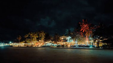 Kumsalın yakınındaki tatil köyünde gece lambası..