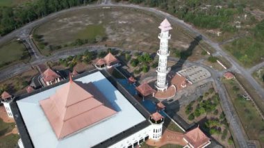 Terengganu, Malezya 'daki Taman Ilmu camii aşağı iniyor. 4K ağır çekim