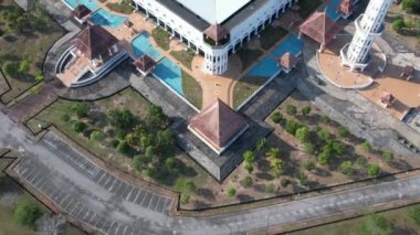 Malezya 'nın Terengganu kentindeki Taman Ilmu' nun ya da Öğrenme Camii 'nin üst görüntüsünü kaldır. 4K