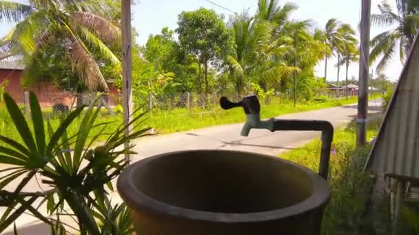 马来西亚贝苏特 2023年3月14日 手工盆工业风格由陶器壶和混凝土圆筒制成 4K慢动作 — 图库视频影像