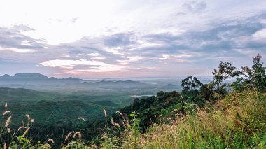 Wang Kelian, Perlis, Malezya 'da gün doğumunda dağın havadan görünüşü.