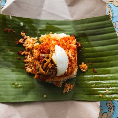 Nasi Lemak 'ın muz yaprağına sarılı olduğu Asya yemekleri..