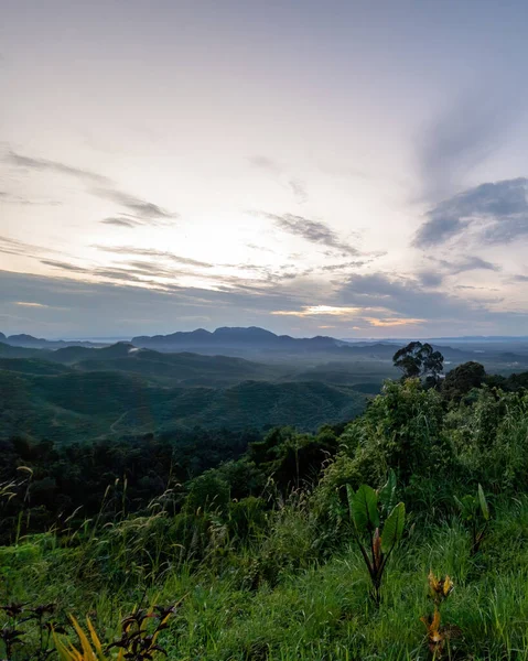 Wang Kelian, Perlis, Malezya 'da gün doğumunda dağın havadan görünüşü.