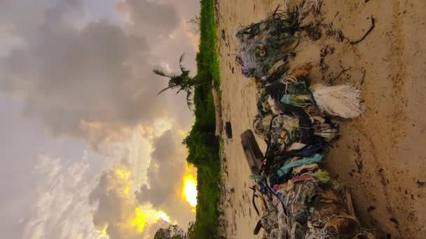 Zvětšit Koše Znečištěné Špinavé Pláži Při Východu Slunce Svisle — Stock video