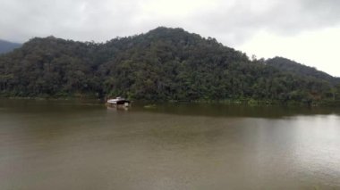 Ringlet Gölü 'nde soldan sağa dönen 4K el kameralı muhteşem manzara, Cameron Highlands
