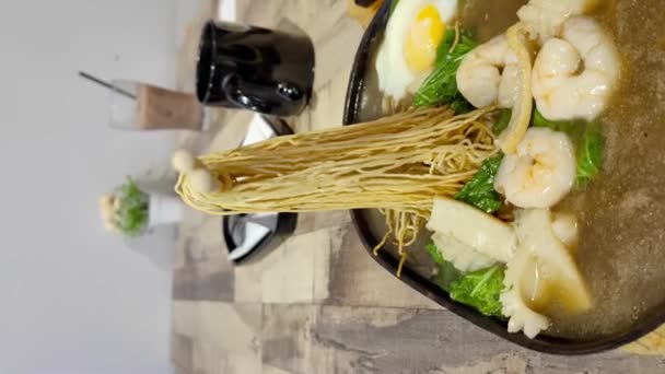 Stiff Noodle Chopstick Sizzling Plate Restaurant Vertical Slow Motion — Stock Video