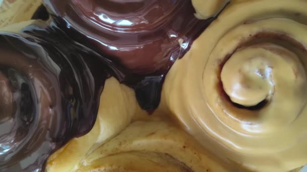 Vista Dall Alto Rotoli Cannella Con Cioccolato Guarnizioni Burro Arachidi — Video Stock