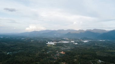 Lenggong, Malezya 'daki dağların yakınlarındaki tropikal yağmur ormanları.