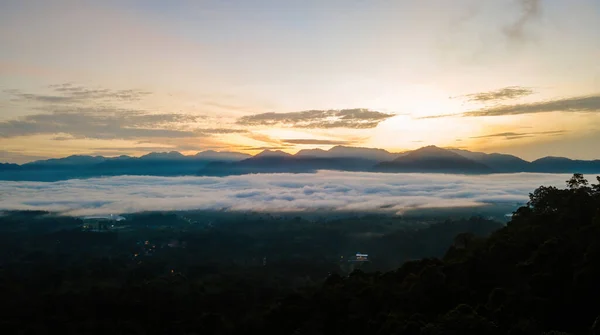 Napkelte Hegy Tenger Felhők Közelében Esőerdő Dzsungel — Stock Fotó