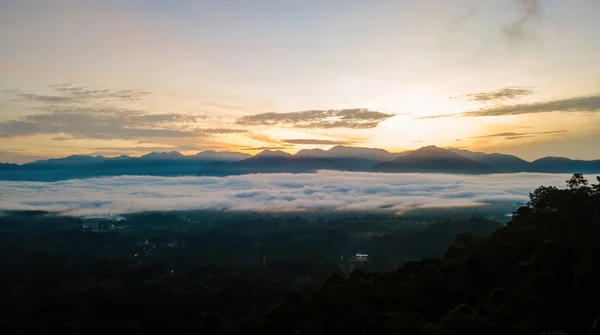 Sonnenaufgang Des Berges Mit Dem Wolkenmeer Der Nähe Des Regenwald — Stockfoto