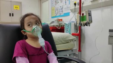 Selangor, Malezya - 24 Ocak 2023 Küçük kız kolay nefes almak için hastanede nebulizör kullanıyor.