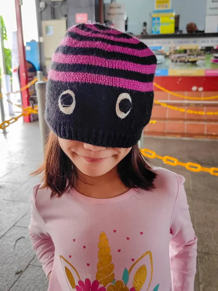 Dziewczynka Ubrana Drutach Zakrywa Oczy Pokazuje Sztuczne Oczy Szczęśliwe Dziecko — Zdjęcie stockowe
