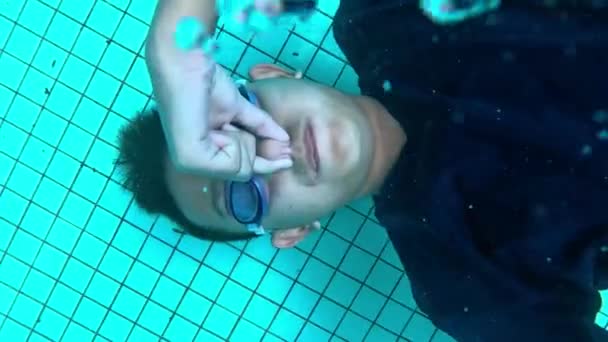 Junge Pustet Ring Blasen Unter Wasser Schwimmbad Zeitlupe — Stockvideo
