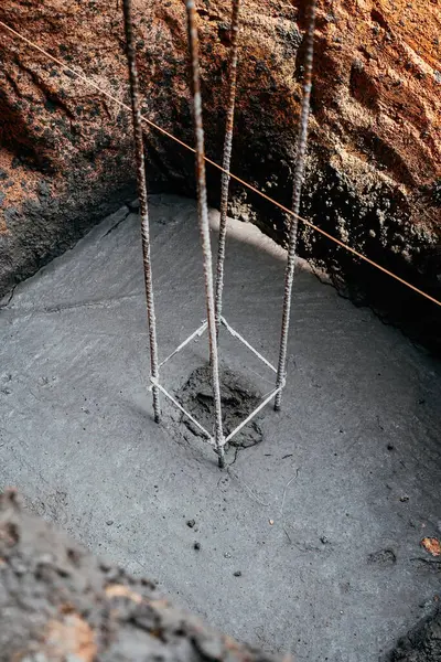 Islak Beton ya da motrar karışımı. Gri harç, beton yüzey. Çelik demiri olan temel.