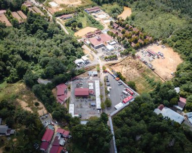 Ulusal park Kuala Tahan köyünün park alanı yüksek açılı manzarası. İHA hava fotoğrafı.