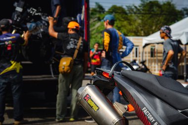 Pahang, Malezya - 24 Eylül 2022 Arka planda motorsiklet taşıyan insanların olduğu motosiklet cesedine yaklaş.