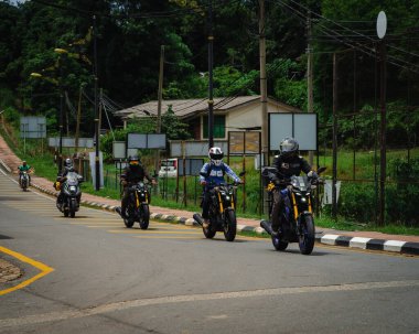 Pahang, Malezya - 24 Eylül 2022 Antrenman sırasında Enduro motosikletçileri.