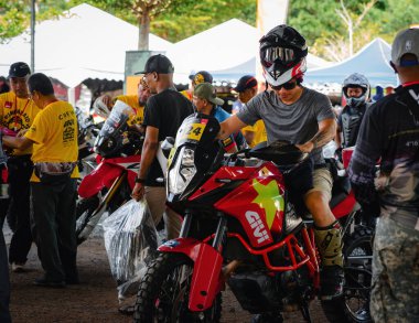 Pahang, Malezya - 24 Eylül 2022 Enduro motosikletçileri antrenman sırasında araçlarını kontrol ediyorlar.