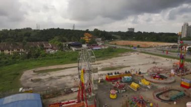 Negeri Sembilan, Malezya - 8 Ağustos 2023 Boş bir eğlence fuarında dönme dolap manzarası