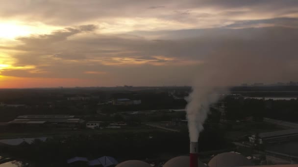 Drohnenaufnahmen Aus Der Luft Zeigen Rauchwolken Die Während Des Sonnenuntergangs — Stockvideo