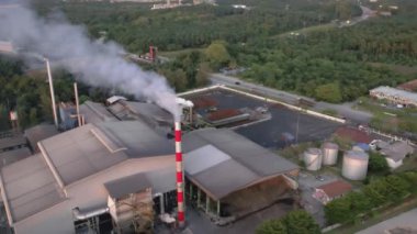 Malezya 'dan çıkan dumanlı fabrikanın hava görüntüsü. 4K ağır çekim