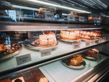 putrajaya, Malezya - 8 Haziran 2022 Gula Petite kek sergisi, Malezya 'nın IOI alışveriş merkezinde bir yerel kafe.