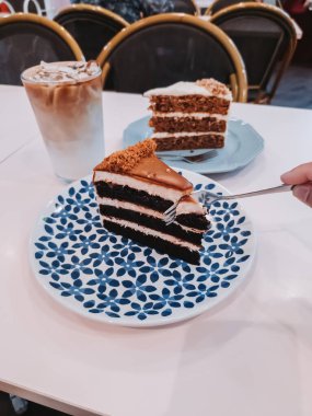 Çay saati için kırmızı kadife ve havuçlu kek ve buzlu latte..