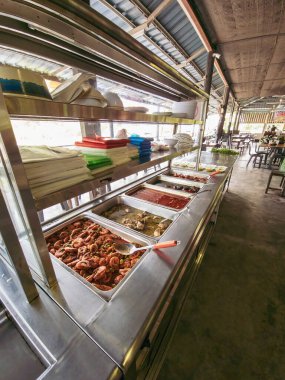 Asya yemekleri, ekonomi pirinci veya karışık pirinç tezgahı (et, sebze, yumurta ve tofu yemekleri de dahil olmak üzere pişirilmiş gıda).