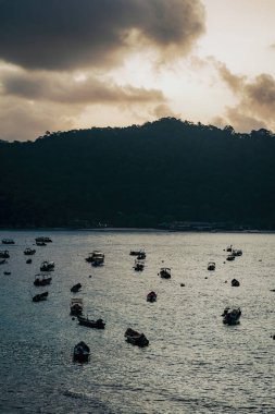 Terengganu, Malezya - 16 Mart 2023 Perhentian Adası 'nda yüzen iskelenin yanındaki renkli tekneler.