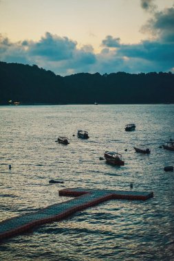 Perhentian Adası, Terengganu, Malezya 'da mavi saatte yüzen tekneler.