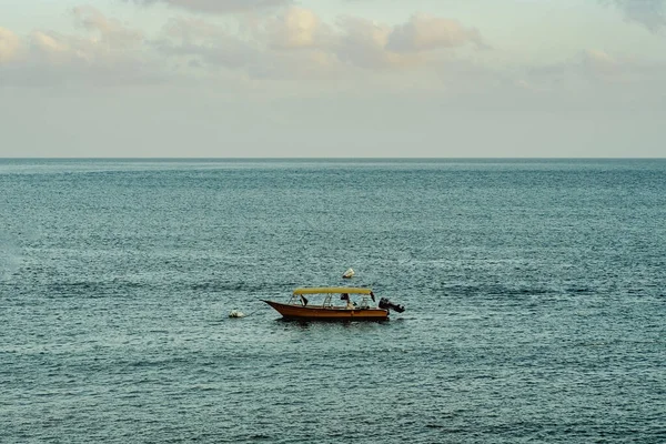 Een Lege Boot Drijvend Tijdens Zonsopgang Perhentian Island Terengganu Maleisië — Stockfoto