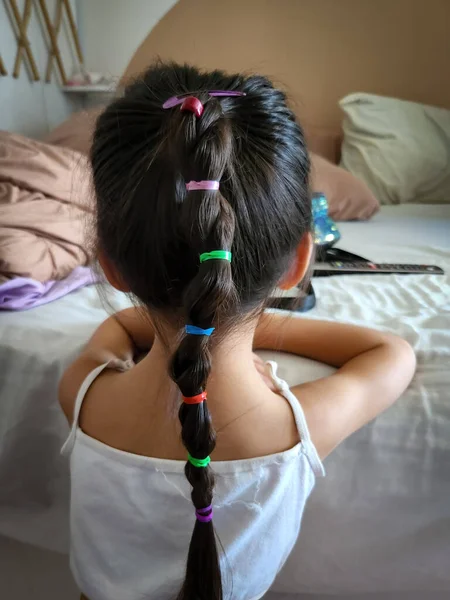 Junges Mädchen Mit Bunt Geflochtenen Haaren Von Hinten — Stockfoto
