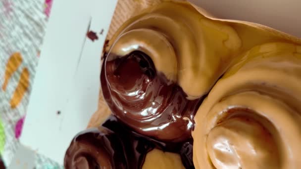 Közelkép Fahéjas Tekercsek Csokoládé Öntetek — Stock videók
