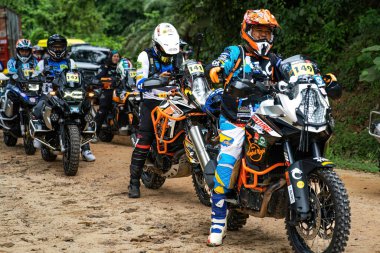 Pahang, Malezya - 24 Eylül 2022 Enduro motorsikletçileri orman yakınlarındaki antrenman sırasında başlangıç noktasında.