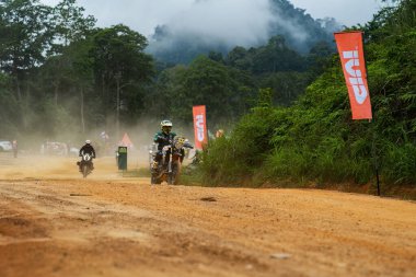 Pahang, Malezya - 24 Eylül 2022 Enduro bisiklet sürücüsü antrenman sırasında kum arazisinde hareket halindeydi.