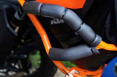 Pahang, Malezya - 24 Eylül 2022 KTM Motorsiklet, metal kafesi yalıtım köpüğüyle kaplıyor.