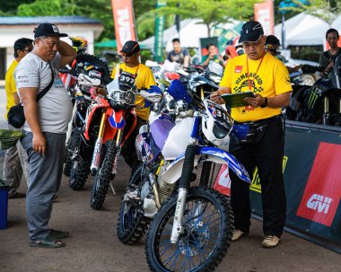 Pahang, Malezya - 24 Eylül 2022 Enduro motosikletçileri antrenman sırasında araçlarını kontrol ediyorlar.