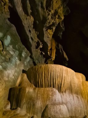 Gua Kelam ya da Kelam Mağarası, Perlis, Malezya 'daki inanılmaz kaya duvar havuzu..