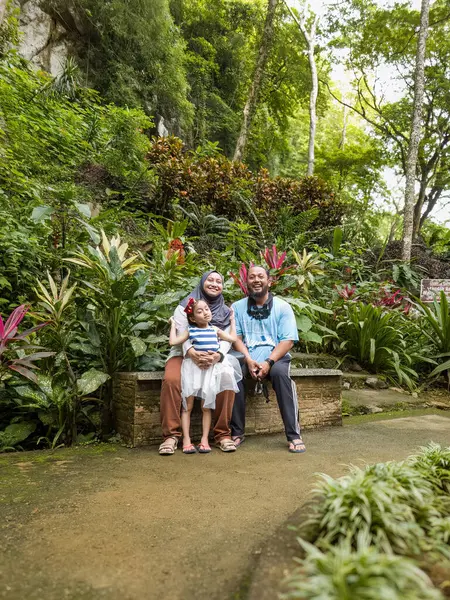 マレーシアのペリス 2022年8月6日 ケラム洞窟近くの熱帯雨林のジャングルで家族が一緒に写真を撮る — ストック写真