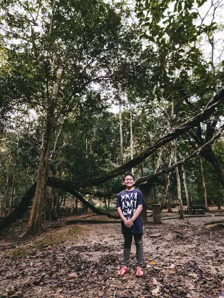 Perlis Malasia Agosto 2022 Joven Está Sonriendo Felizmente Dentro Selva Imagen de stock