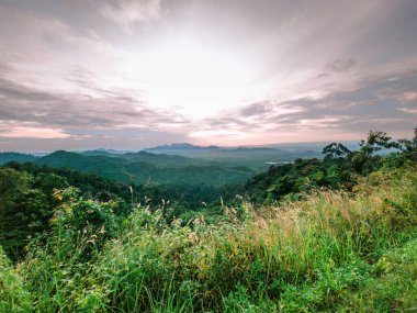Wang Kelian, Perlis, Malezya 'da gün doğumunda dağların manzarası.