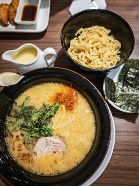 Japon beyaz ramen çorbası, ekstra erişte ve yosun ile servis edilir. Üst görünüm.
