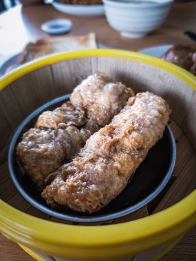 Masadaki buharlı tencerede kızarmış tofu. Çin kahvaltısı.