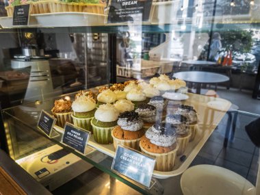 Damansara, Malezya - 25 Kasım 2022 Wondermilk pastanesinde taze kekler sergileniyor.