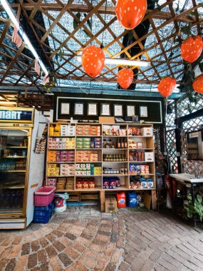 CAMERON HIGHLAND, MALAYSIA - 16 Sep, 2022 Çilek ürünleri satan Çilek merkezli dükkanın İçişleri.