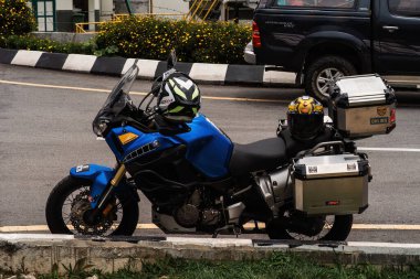 Cameron Highlands, Malezya - Bölüm 15, 2022 Super Tenere 1200, Yamaha motosikleti güneşli bir günde otoparkta.