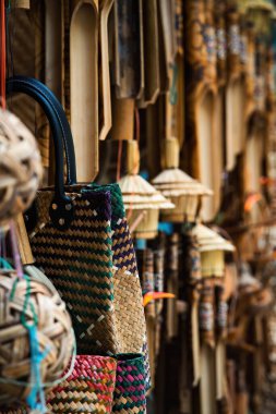 Bir dükkanda satılık doğal malzemelerden el yapımı el sanatları satan bir tezgah..