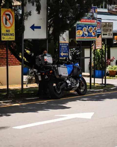 马来西亚卡梅隆高地 2022年9月15日 超级Tenere 1200 雅马哈摩托车在阳光灿烂的一天停在停车场 免版税图库图片
